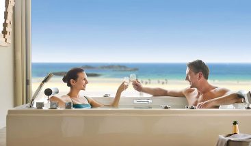 Couple face à la vue, installé dans un jacuzzi duo,